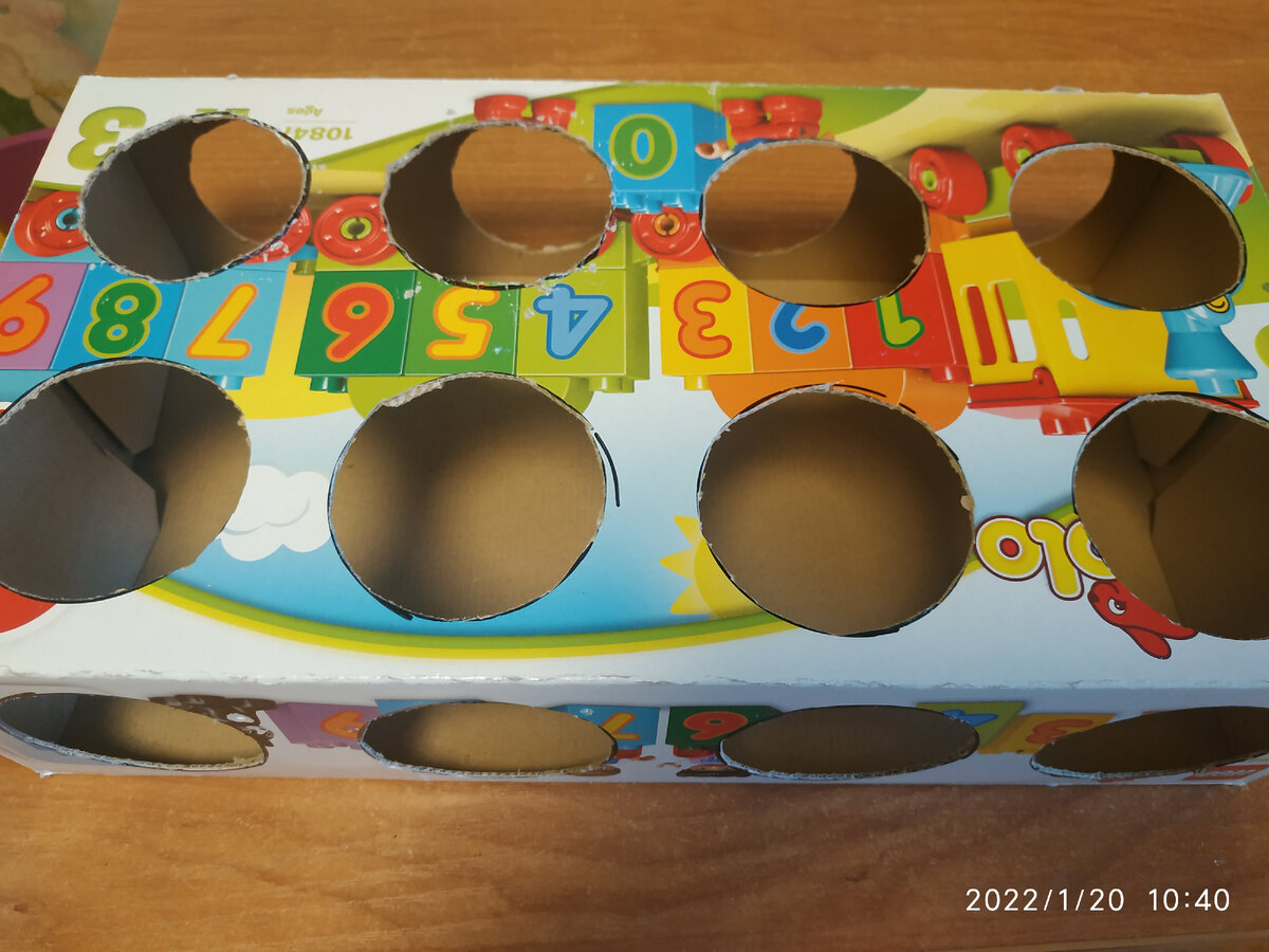 Вырезать удобнее всего малярным ножом, подложив дощечку, чтобы не прорезать другую сторону коробки