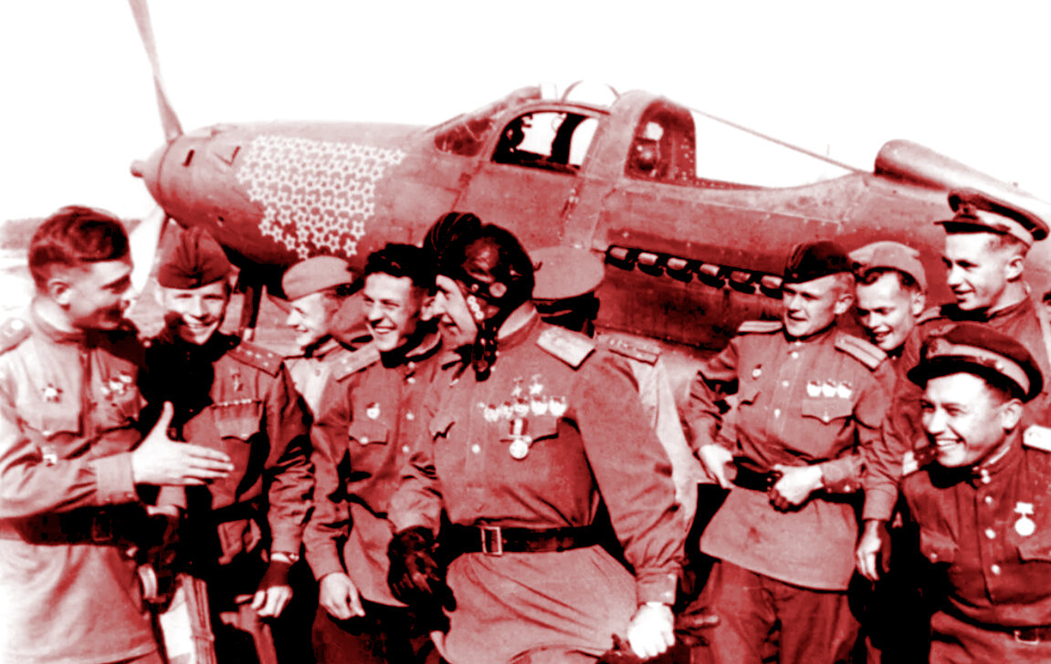 А. И. Покрышкин (в центре) и однополчане у "Аэрокобры". На носу видны отметки о воздушных победах.