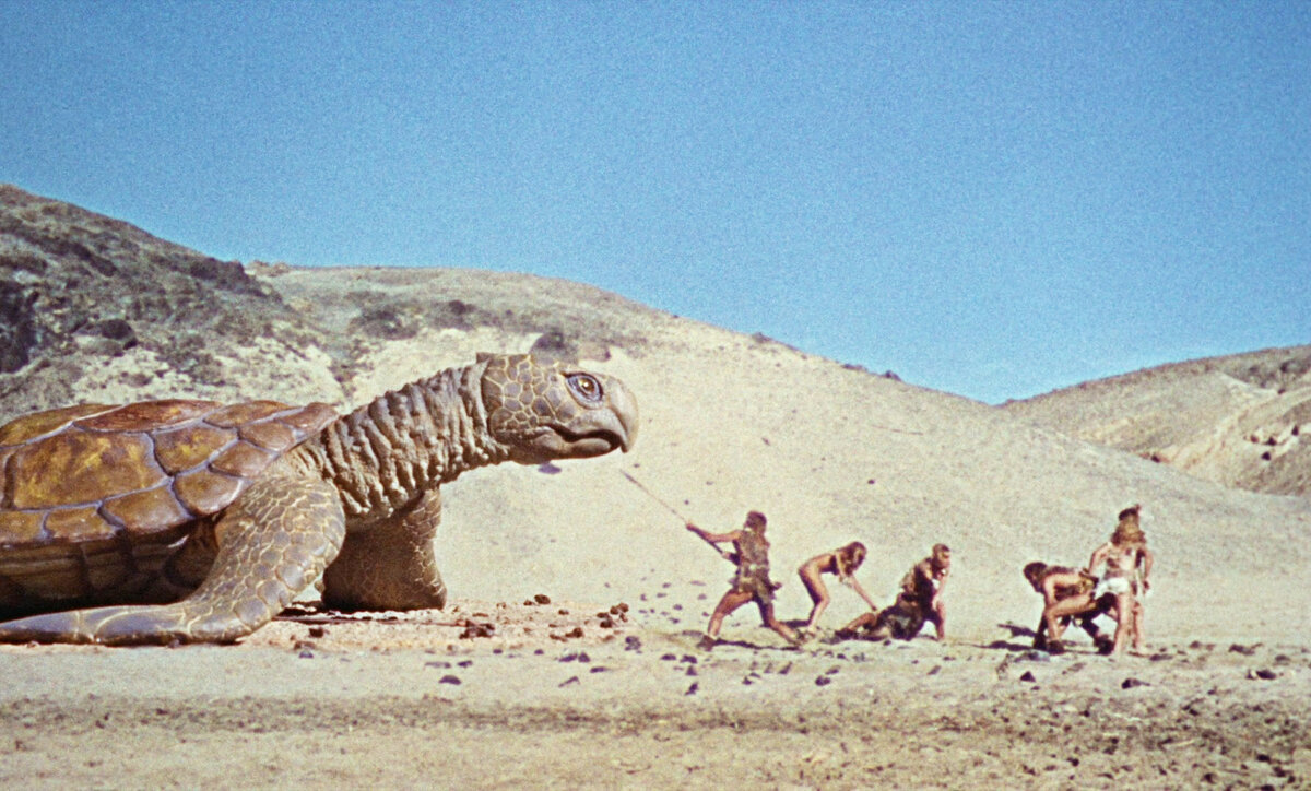 Здесь и далее кадры из фильма "Миллион лет до нашей эры". Режиссёр — Дон Чаффи