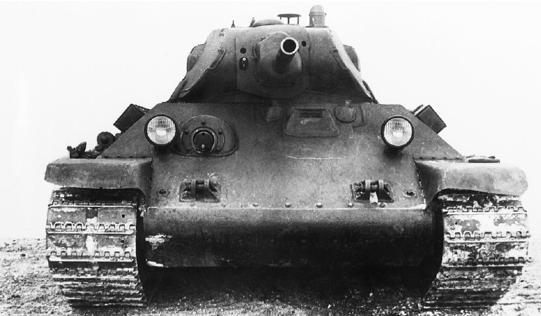 фото - М.Коломиец "Советский средний танк Т-34". Серия снимков далее - один из серийных танков использовавшихся для опытных работ на заводе-производителе.