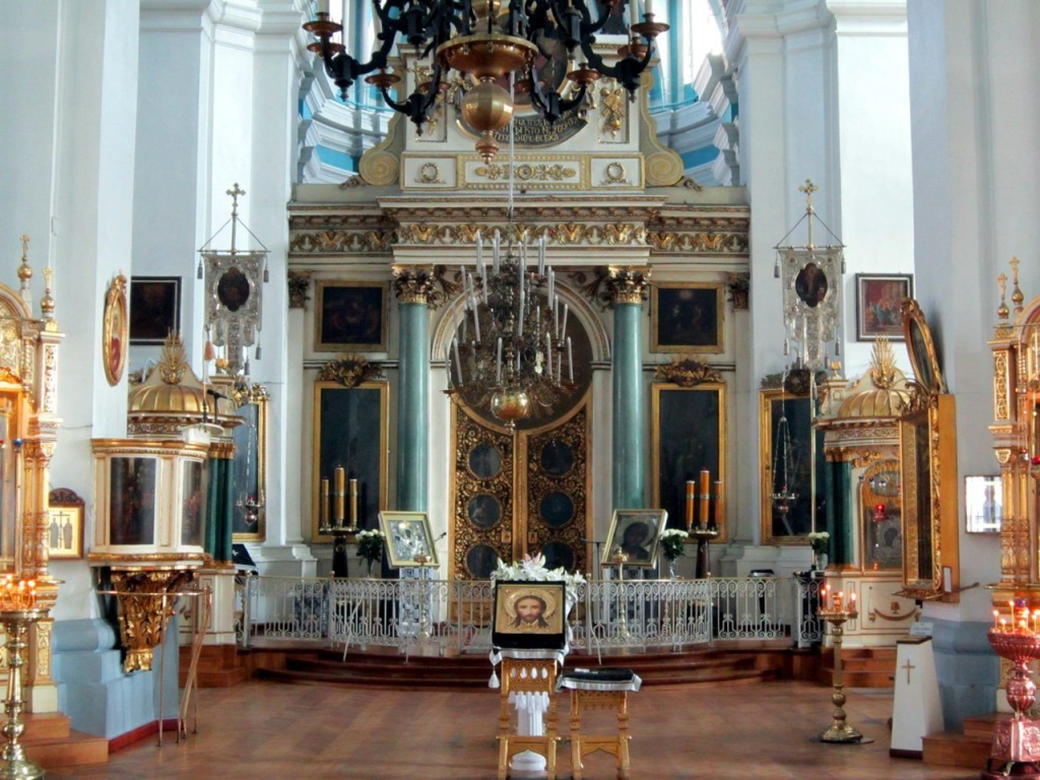 Образа в иконостасах размещены в два яруса, в нижнем местные, в верхнем ярусе - праздничные. 