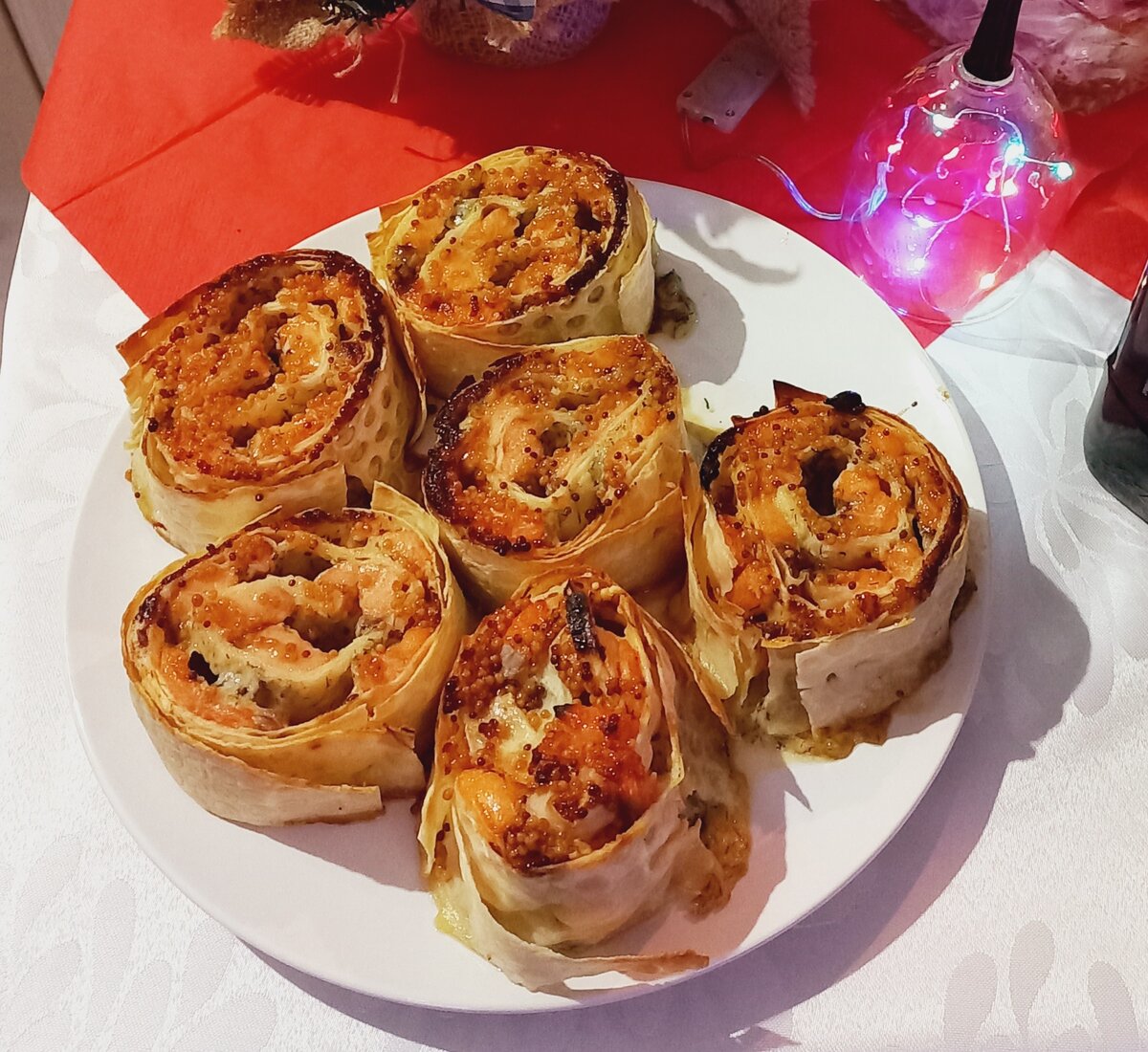 Рулетики из лосося очень вкусные, как в холодном так и в горячем виде.