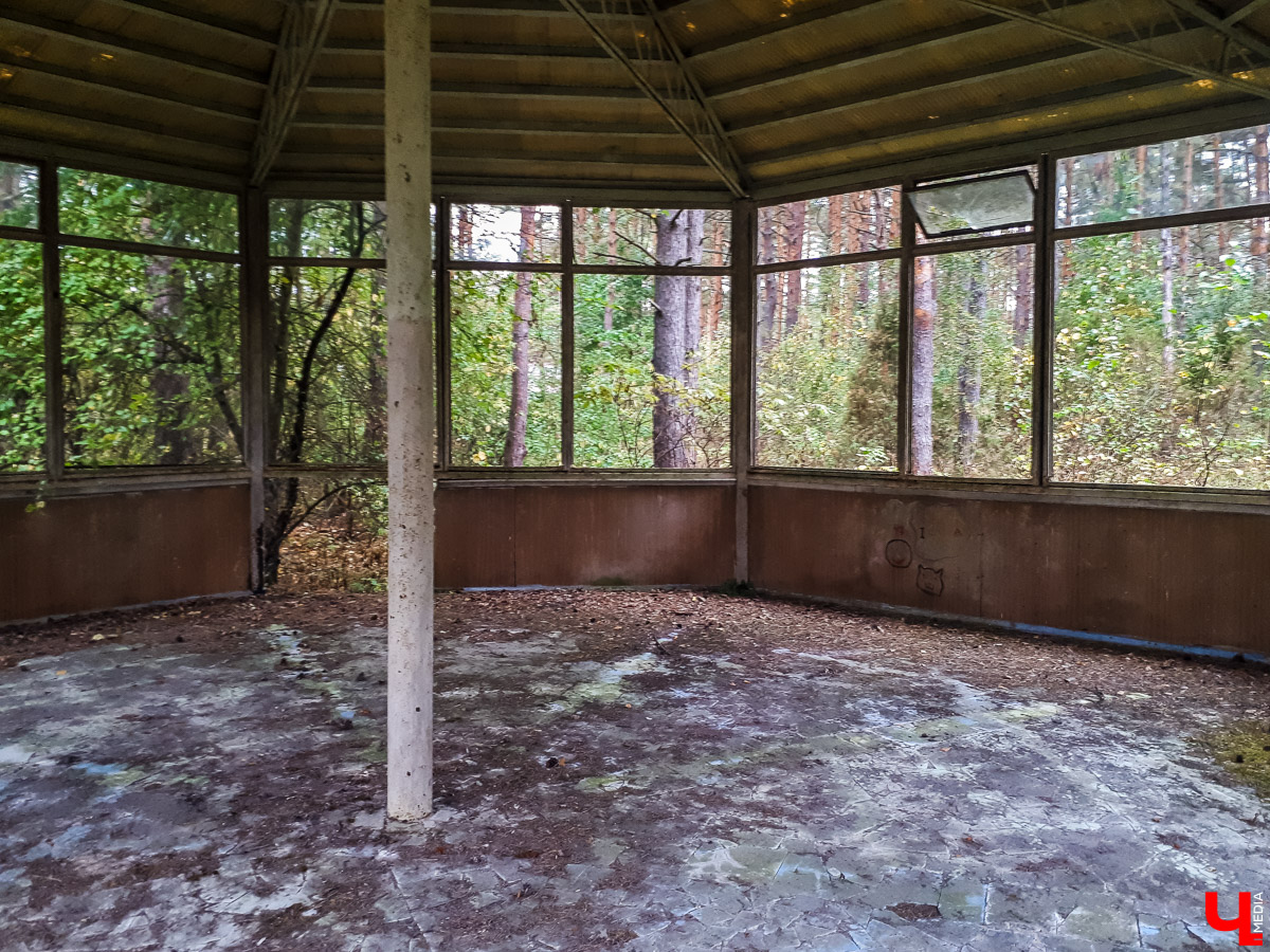 Беседка пионерлагеря. Фото отсюда - https://kluch.media/materials/fotoprogulka-po-zabroshennomu-pionerskomu-lageryu/