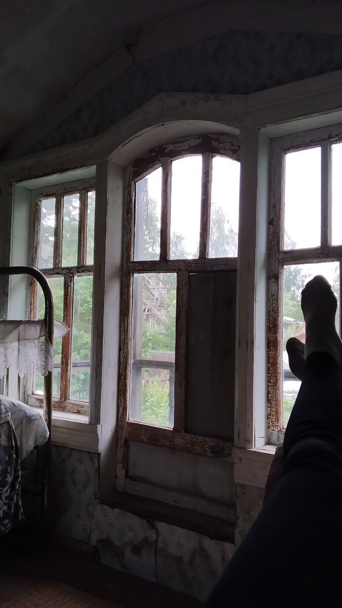 Фото автора. Здесь и сейчас. Улеглась на диванчике, смотрю и слушаю дождь) 