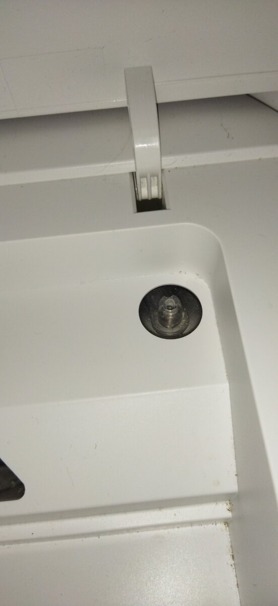 Наконечник ,к которому подключается ответная часть в баке. 