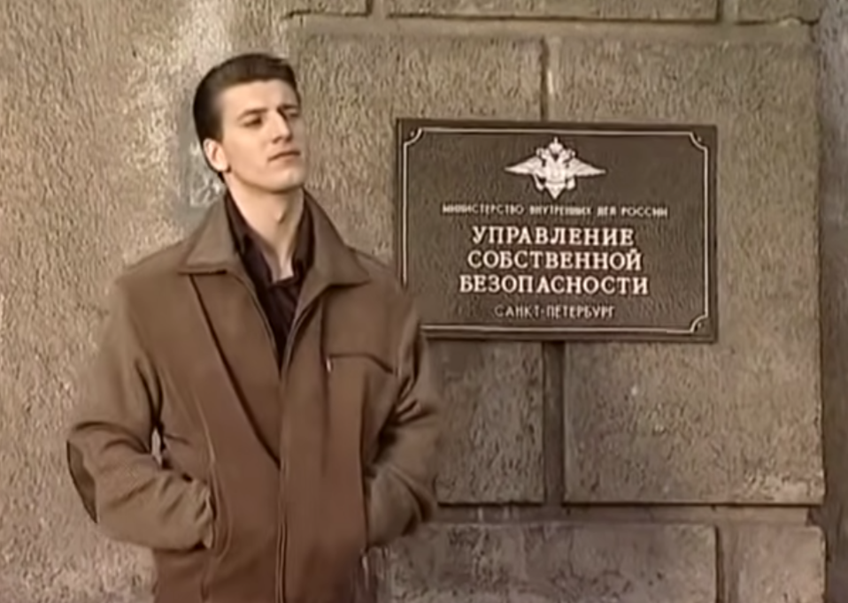 Кадр из кинофильма "Ментовские войны", 2004 г., режиссер Павел Мальков, сценаристы Максим Есаулов, Андрей Романов, композиторы Максим Кошеваров, Павел Мальков (скриншот)