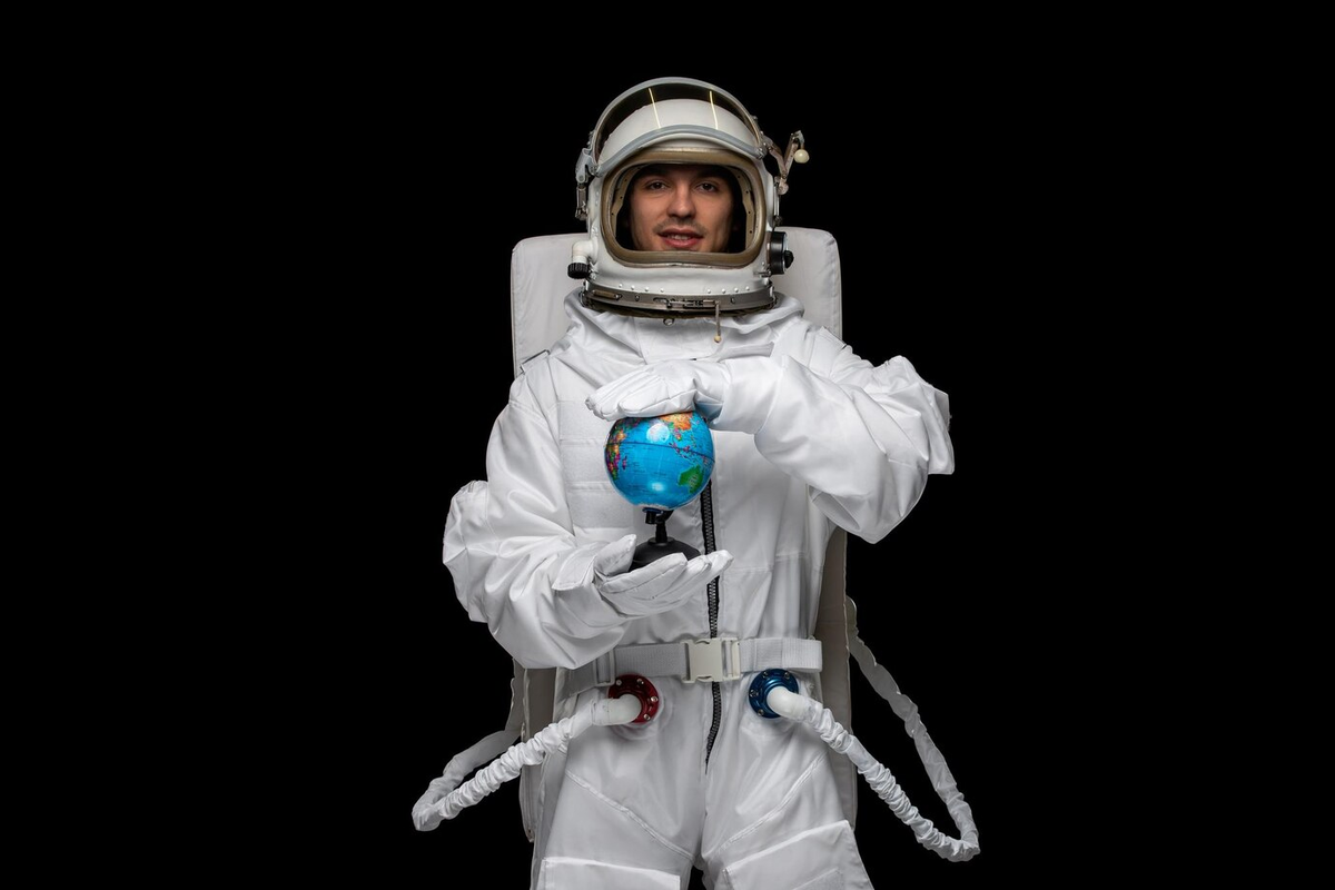 https://ru.freepik.com/free-photo/astronaut-day-spaceman-in-white-space-suit-smiling-open-glass-helmet-holding-and-spinning-globus_24897632.htm#query=человек%20в%20скафандре&position=46&from_view=search