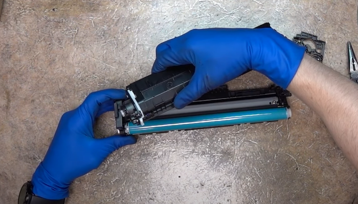 Фото 16. Очищаем фотобарабан от остатков тонера