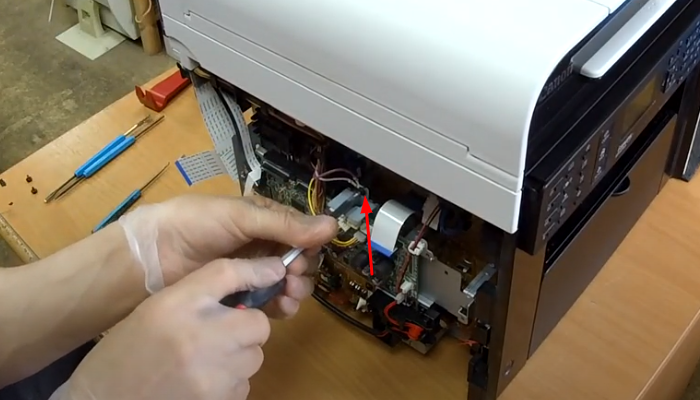 Фото 24. Расположение защелок на передней крышке