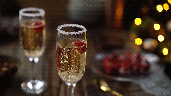Почему пузырьки в шампанском выстраиваются ровными рядами: гидромеханика в повседневной жизни
