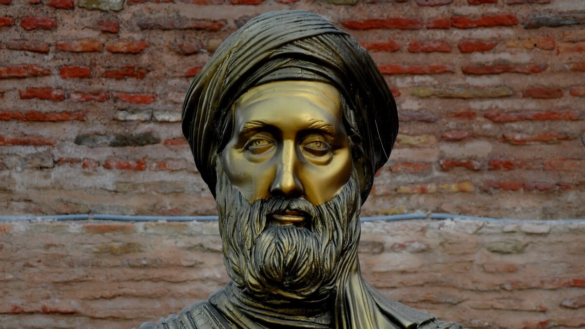 Источник: https://www.middleeasteye.net/sites/default/files/Bust_of_Ibn_Khaldun_%28Casbah_of_Bejaia%2C_Algeria%29_1.jpg