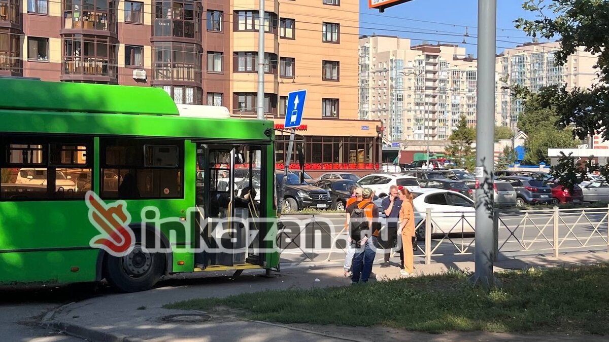     В Казани сегодня утром, 17 августа, троллейбус снес дорожный знак. При этом рядом с ним стоял автомобиль с повреждениями капота. На это обратил внимание корреспондент Inkazan.