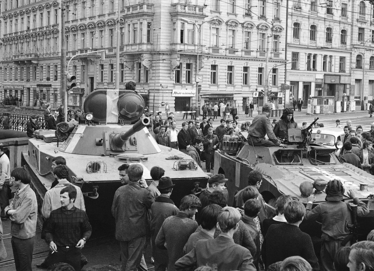 Чехословакия ввод советских. Советские войска в Праге 1968.