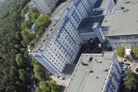 Фотография взята из открытых источников. Вид больницы с высоты птичьего полёта. Слева виден парк, вдоль которого идёт та самая улица с односторонним движением и с парковкой в один ряд. Земли много - а парковка узкая.