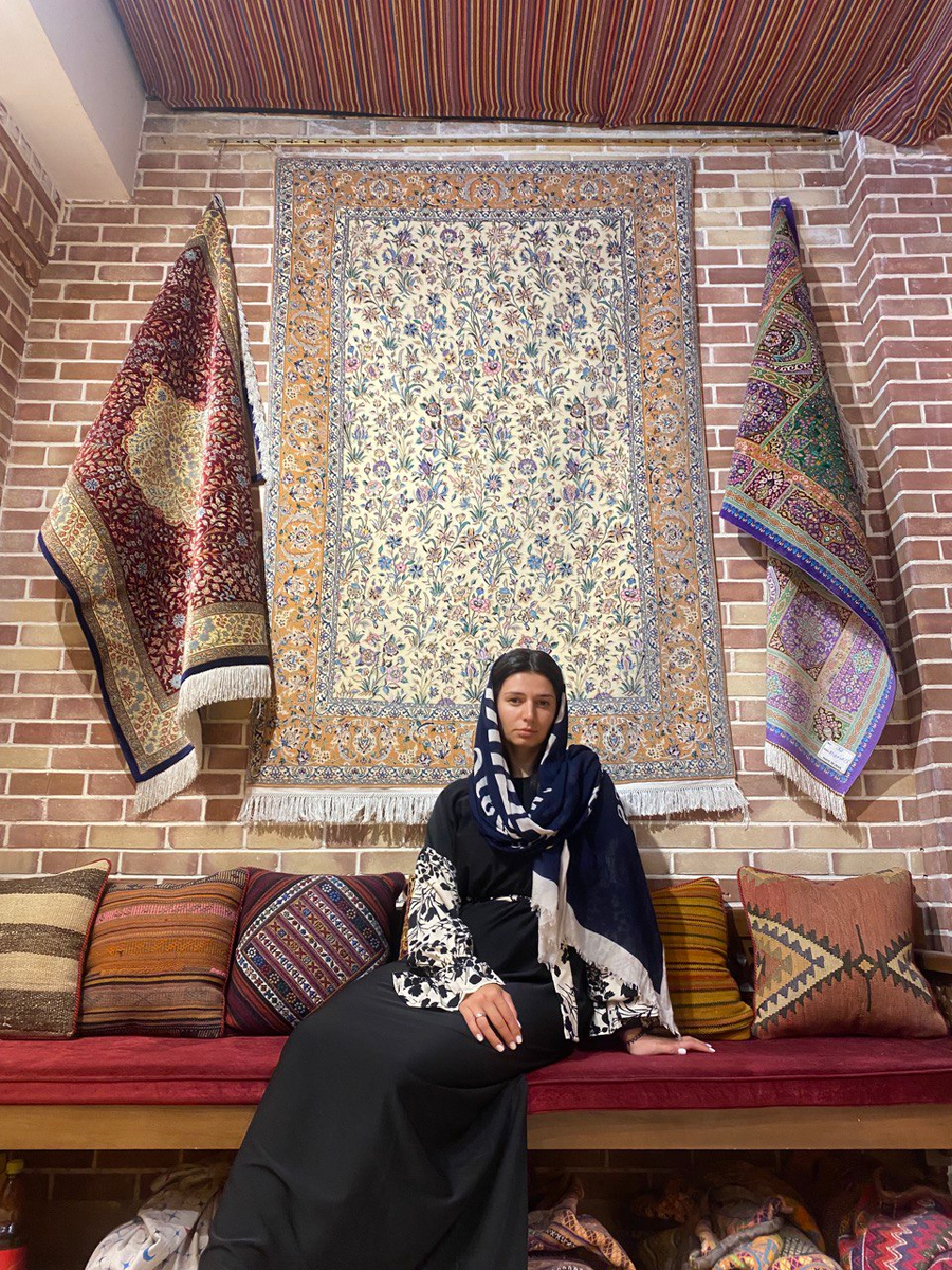 Такой ковер, как за моей спиной, будет стоить около $2500