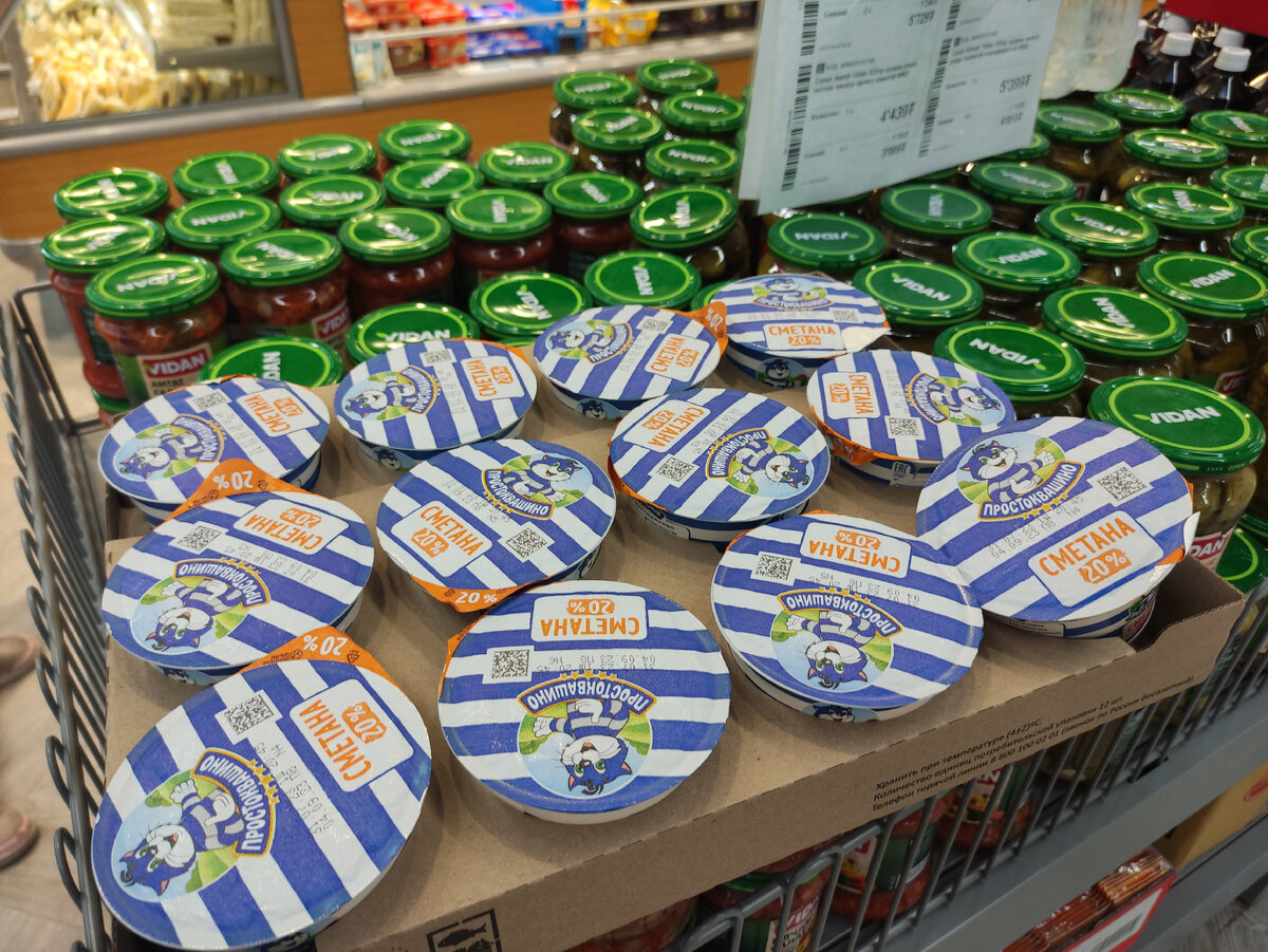 Мимо нашей сметаны я не могла пройти. Жалко, что среди ценников не разобрать сколько она стоит. Но все ценники выше 100 руб. в пересчёте на наши деньги. 