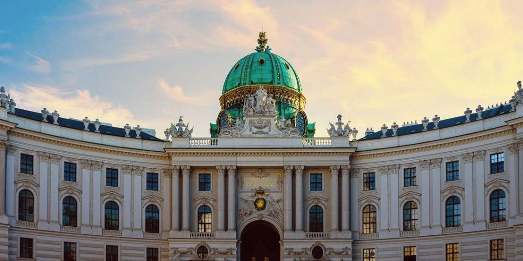 Дворец представляет собой внушительный комплекс зданий с разнообразными архитектурными стилями, от средневековых до барокко. Его общая площадь составляет более 240 тысяч квадратных метров.