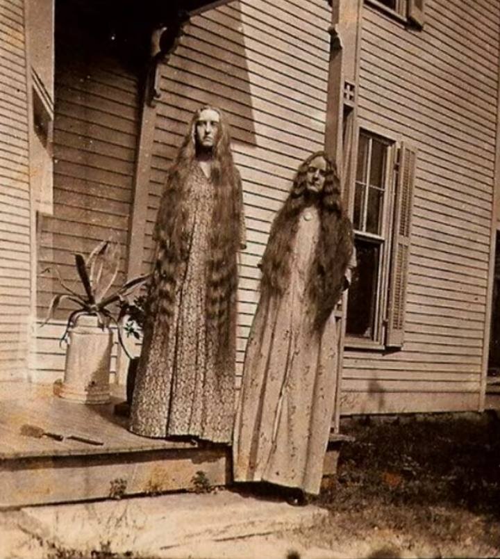 костюмы на хэллоуин раньше. страшные старые видео. странные страшные снимки. старые хеллуиновские костюмы. старые костюмы на хэллоуин страшные.
