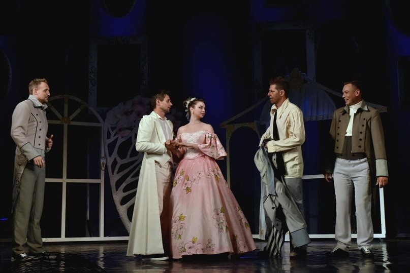     «ЛЮБОВЬ В СТИЛЕ БАРОККО» 12+Шуткафото: rusteatrkrym.ru