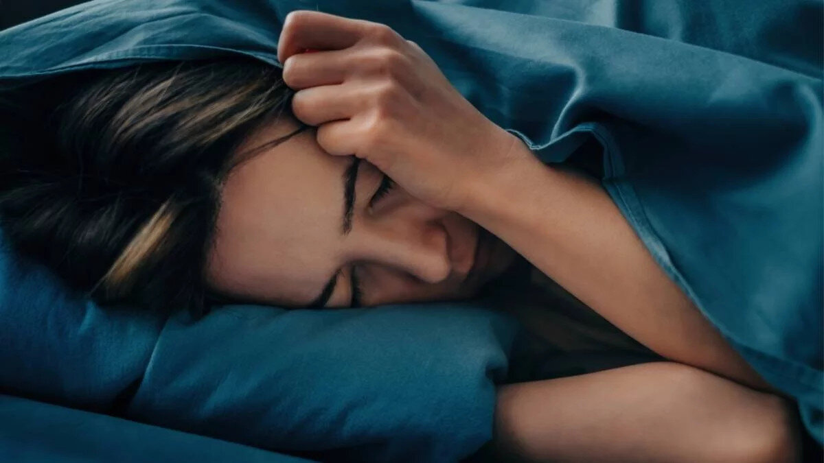 Существуют гипотезы, согласно которым сны играют биологическую защитную роль, имитируя рискованные ситуации.