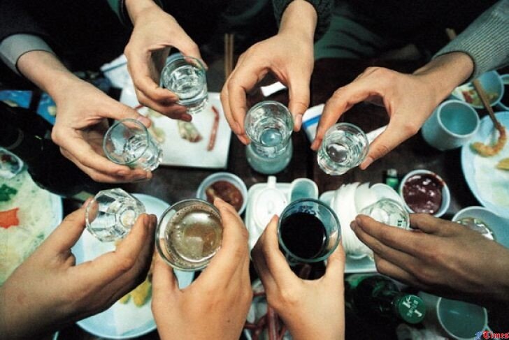 
 Состояние в то утро было для Сары Хеполы до обидного знакомым — она опять не помнила ничего из произошедшего накануне вечером. 
Ей припоминались какие-то разговоры с другими людьми в начале вечеринки, но дальше словно падала глухая завеса.

Где она еще была вчера? Откуда эта печать у нее на руке? Кто покупал эту пиццу? И кто этот мужчина рядом с ней?

«Мне все это казалось очень странным… Что вообще происходит? Я старалась не придавать этому значения, относиться ко всему с юмором… Мне это казалось нормальным — ну, а что? Ничего особенного», — вспоминает она сейчас.

У Хеполы такие потери памяти случались регулярно и с достаточно раннего возраста. «Часто это было похоже на какую-то западню, в которую я проваливалась. Двери подо мной открывались — и на следующее утро я просыпалась где-то в другом месте», — говорит она.

Между тем, провалы в памяти из-за употребления алкоголя — штука серьезная, грозящая плачевными последствиями в будущем.

Все воспоминания Хеполы после определенной точки во времени просто стирались. У некоторых людей, испытывающих то же самое на почве алкоголя, потеря памяти бывает не такой полной, а более фрагментарной, когда утрачиваются лишь некоторые эпизоды произошедшего.

Долгое время Хеполу мало тревожили постоянные провалы в памяти. Сейчас, вспоминая то время, она понимает, что алкоголь разрушал ее отношения с близким человеком — она описывает это в своей книге.

Если вам кажется знакомой эта история, то это потому, что такая потеря памяти — явление на удивление распространенное.

Согласно одному из исследований, предположительно более половины людей студенческого возраста испытывали такое при употреблении алкоголя. Другой опрос более двух тысяч юношей и девушек, недавно закончивших среднюю школу, показал, что в последние полгода 20% из них напивались до беспамятства.

«Еще 15 лет назад это не считалось распространенным феноменом», — говорит Аарон Уайт из американского Национального института изучения проблем злоупотребления алкоголем и алкоголизма.

Уайт основную часть своей карьеры посвятил изучению случаев беспамятства на почве пьянства. «Но сейчас мы знаем, что такие провалы памяти бывают у многих».

Ученые все больше узнают о причинах этого явления, а также о том, почему кто-то более подвержен потере памяти. Такое знание помогает людям разобраться, что с ними происходит, и попытаться предотвратить многие негативные последствия.

До некоторого времени считалось, что напиваются до беспамятства только алкоголики. Однако ряд экспериментов (этически сомнительных, которые невозможно было бы провести сегодня) помог обнаружить удивительные вещи.

В конце 1960-х исследователь по имени Дональд Гудвин набрал в лечебницах и центрах по трудоустройству группу добровольцев-алкоголиков, чтобы разобраться, что происходит, когда память пьющего стирается.

Гудвин выяснил, что из 100 алкоголиков более 60 испытывало регулярную потерю памяти: кто-то полную, кто-то — фрагментарную.

Оказалось, что те, кто подвержен беспамятству, могут вести себя вполне вменяемо и последовательно: например, выпив, субъект исследования не обнаруживает никаких признаков нарушения так называемой мгновенной памяти и даже в состоянии осуществлять простые вычисления. Однако спустя полчаса он забывает все, что с ним происходило.

В последующих экспериментах Гудвин поил алкоголиков виски (каждый выпивал примерно пол-литра в течение четырех часов) и предлагал хорошо запоминающиеся ситуации, о которых трезвый человек потом легко вспомнил бы.

В одном из случаев он показывал им порнофильмы, задавая потом подробные вопросы о том, что именно они видели.

В другом случае, держа в руке горячую сковороду, он спрашивал участников эксперимента, голодны ли они. После того как они отвечали, он говорил, что на сковороде, накрытая крышкой, мертвая мышь.

Спустя полчаса пьяные испытуемые забывали все это и на следующий день не могли вспомнить ничего. Однако они вспоминали случившееся спустя пару минут, демонстрируя этим, что их кратковременная память работает.

Хотя те исследования проводились с алкоголиками, они подготовили почву для понимания того, как действуют во время потери памяти и те, кто не страдает алкоголизмом.

Работа Дональда Гудвина во многом остается полезной по сей день — отчасти потому, что ныне ученые по этическим соображениям не могут давать спиртное людям, чтобы спровоцировать провал в их памяти.

Сейчас они в основном полагаются на опросники, состоящие из вопросов о том, что происходило с человеком в прошлом.

Что происходит в мозгу, когда целые отрезки памяти теряются?

Считается, что в таких случаях временно нарушается работа гиппокампа, части системы головного мозга, отвечающей среди прочего за консолидацию памяти, то есть превращение кратковременной памяти в долговременную (таким образом и возникают воспоминания).

Те люди, у которых поврежден гиппокамп, лишены возможности формировать воспоминания.

Таким образом, алкоголь отключает те участки головного мозга, которые важны для создания эпизодических воспоминаний, привязанных к определенному времени или месту, объясняет Уайт, изучающий процесс на клеточном уровне в мозге грызунов.

«Мы считаем, что алкоголь подавляет гиппокамп, который в результате какое-то время не может “записывать” цепочку событий, — говорит он. — Это как пустое место на пленке».

У крыс, выяснил Уайт, определенные дозы алкоголя позволяют мозгу работать, но более высокие дозы полностью его отключают.

В то же время еще два важных участка головного мозга, поставляющие гиппокампу информацию о том, что происходит, также подавляются, когда мы выпиваем, объясняет Уайт. Это лобные доли, отвечающие за восприятие окружающей действительности, управление речью и памятью, и мозжечковая миндалина, предупреждающая нас об опасности.

Факторы риска
Нам теперь больше известно и о других факторах, которые вызывают провалы в памяти. Среди них — употребление алкоголя на пустой желудок или когда вы постоянно не высыпаетесь.

Есть и еще один фактор: чем быстрее вы потребляете алкоголь, тем быстрее растет его уровень в крови. Уровень между 0,20 и 0,39%, судя по всему, способен обеспечить такую потерю памяти, когда человек не помнит вообще ничего.

Такой уровень достигается при потреблении 15 и более стандартных британских порций спиртного в течение четырех часов (скорость достижения зависит от веса и пола потребляющего).

Однако уровень алкоголя в крови не объясняет, почему кто-то теряет целые куски памяти, а кто-то (кто выпивает столько же) вообще этим не страдает.

Исследование 2016 года, проведенное под руководством Ралфа Хингсона (тоже из Национального института изучения проблем злоупотребления алкоголем и алкоголизма), предлагает ряд ответов.

«Играет роль то, как часто в предыдущий месяц человек напивался пьяным, а также то, курит ли он и принимает ли более одного психотропного препарата», — говорит Хингсон.

Провалы в памяти более часты у людей с небольшим весом. Кроме того, этому особенно подвержены студенты, которые часто прибегают к «разогреву» перед вечеринкой, на которую приходят уже с определенным уровнем алкоголя в крови, отмечает ученый.

Женщины испытывают провалы в памяти чаще, чем мужчины. В среднем они не такие крупные, и в их теле выше процент жира, что означает: в их организме меньше воды, способной растворять алкоголь. Таким образом, уровень алкоголя в крови у них растет быстрее.

В 2017 году Эми Хаас из Университета Пало-Альто в Калифорнии обнаружила, что у женщин провалы в памяти обычно наступают на три порции спиртного раньше, чем у мужчин.

Исследование 2015 года показало, что те женщины, которые выпили всего на одну порцию больше, чем обычно, имеют на 13% больше шансов, чем мужчины, ничего не помнить на утро.

Помимо гендерных отличий есть и генетический компонент, который способен сыграть роль. Те люди, у матерей которых были проблемы с алкоголем, более подвержены риску.

Еще одно исследование — на этот раз более 1000 пар близнецов — показало, что генетика ответственна за половину испытанных провалов в памяти.

Хуже того, опыты на мышах продемонстрировали, что злоупотребление спиртным может привести к изменениям в мозге.

Опасно и то, что те самые люди, которые более подвержены провалам в памяти, тинейджеры и студенты, более уязвимы и физически — для развивающегося мозга происходящее крайне опасно, подчеркивает Хаас, опаснее, чем для взрослых.

Одна из причин этого такова: фронтальные доли головного мозга заканчивают развиваться позже других его участков, примерно к 25 годам.

Ловушка обоюдного согласия
Хаас и ее коллеги продемонстрировали, что женщины, подверженные провалам в памяти под действием алкоголя, в таком состоянии гораздо более склонны к рискованному сексуальному поведению, если сравнивать с поведением мужчин или тех, кто не страдает потерей памяти. Такие женщины гораздо чаще сожалеют на следующий день о том, что произошло с ними прошлым вечером.

Есть свидетельства того, что с теми женщинами, которые ранее подвергались сексуальному насилию, эта история может повториться снова, когда они находятся в состоянии провала в памяти, поскольку не оценивают рискованности той или иной ситуации.

Однако риск не ограничивается этим. Он распространяется и на будущее, поскольку эти женщины на следующий день не смогут положиться на свою память, если попытаются восстановить ход событий.

Это своего рода уловка-22. Те, кто страдает провалами в памяти, более уязвимы для сексуального насилия во время приема спиртного. Но если впоследствии они попытаются подать в суд на насильника, им будет очень трудно что-либо доказать.

Это справедливо даже для тех стран, где работает стандарт «подтвержденного твердого согласия» (в том случае, если человек не дал ясного согласия на сексуальный контакт, последний расценивается как физическое насилие).

«Если дело доходит до ситуации “его слово против ее слова”, приходится полагаться на то, чьи свидетельства перевешивают, когда вы хотите установить, было ли согласие или нет», — говорит Рейган Уэдерилл из Пенсильванского университета.

Усугубляет ситуацию и то, что переживающие состояние провала в памяти могут выглядеть вполне трезвыми и вменяемыми, и в суде обвиняемый в сексуальном насилии будет утверждать, что не понимал, с кем имеет дело.

Сара Хепола рассказывает, что находясь в таком состоянии, она поддерживала разговор, отвечала на шутки.

И только те, кто хорошо знал ее, могли обратить внимание на ее «остекленевший взгляд». «Это как будто никого нет дома. Сама ты говоришь, но не понимаешь, что говорят тебе».

Как бы Сара ни выглядела в глазах окружающих, теперь она знает — с ней не все было в порядке: «Я уверена, что моя способность принимать решения была нарушена. Я становилась очень импульсивной, абсолютно незащищенной, излишне привлекающей к себе внимание. Порой даже сексуально агрессивной, что мне было совершенно не свойственно в нормальном состоянии. Когда мне рассказывали об этом на следующий день, я просто поражалась себе».

Вот почему некоторые американские университеты теперь даже специально прописывают в кодексах поведения студентов этот вопрос — поведение с человеком, который находится в состоянии провала в памяти, предупреждая, что сексуальный контакт с ним может быть приравнен к насилию.

У потерь памяти от потребления алкоголя есть и более прозаичные последствия — например, опоздания на работу, срыв назначенных деловых встреч. Или такие более серьезные, как получение травмы или передозировка наркотиков.

Таким образом, провалы в памяти могут предупреждать о других серьезных проблемах, в том числе — грядущих.

Поэтому вопросы о наличии склонности к провалам в памяти теперь все чаще включаются в исследования, помогающие определить, является ли человек алкоголиком или просто любит время от времени выпить для удовольствия.

Как помочь этим людям
Мэри-Бет Миллер, психолог из Университета Миссури, работающая с зависимостями, обнаружила, что есть простой метод, позволяющий страдающим от провалов в памяти сократить потребление спиртного.

Она впервые продемонстрировала это на ветеранах вооруженных сил, а затем — на склонных к выпивке студентах.

Метод называется «персонифицированная нормативная обратная связь». Это интернет-опросник, в котором людей спрашивают об их привычках в потреблении спиртного, а затем рассказывают им, как выглядит их пьянство в сравнении с другими того же возраста и социального круга.

Упоминание провалов в памяти, обнаружили ученые, может служить той точкой в разговоре, после которой люди более положительно реагируют на вмешательство специалистов в их привычки.

Такие опросники помогают выявить людей, нуждающихся в помощи. Просто спросить о том, как много человек пьет, — это неэффективно. «Но если вы спрашиваете конкретно о случаях потери памяти, вы получаете более конкретный результат», — говорит Миллер.

Такие опросы не требуют много времени и недороги. Миллер и ее коллеги надеются, что они откроют дорогу к разработке более эффективных методов.

Она рассчитывает на привитие культуры принятия спиртного, когда люди поймут, что «для того чтобы хорошо провести время, необязательно напиваться в хлам».

Другие исследователи надеются, что вопросы о предыдущем опыте провалов в памяти могут предотвратить или снизить количество случаев рискованного поведения другого типа.

«Провалы в памяти — это лакмусовая бумажка. Они могут предупреждать о более серьезных проблемах», — подчеркивает Хаас.

Тем, кто регулярно напивается до беспамятства, и кого это беспокоит, можно посоветовать для начала хотя бы снизить количество потребляемого спиртного и попросить друзей сделать то же самое.

Однако это легче сказать, чем сделать. Например, Сара Хепола только потом осознала, что могла бы и раньше обратить внимание на угрожающие сигналы. Даже тогда, когда она начала понимать, что ей не хочется так напиваться, она не могла остановиться.

«По поводу отдельных случаев, когда я вела себя странно и нелепо, я просто отшучивалась и делала вид, что все нормально. Иногда нам удобней дистанцироваться от эмоционального и физического вреда, который наносит нам алкоголь», — говорит Хепола.

Она не пьет уже восемь лет и рада, что больше не проваливается в ту страшную западню, в которой все забывается. Жизнь стала гораздо проще, говорит она.