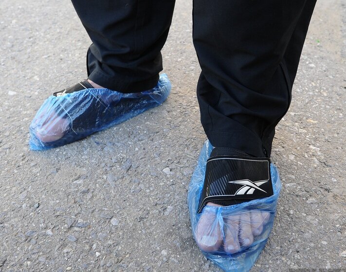 Можно и так, а что? Кстати, на фото бахилы толщиной 18-20 микрон, отличный вариант на лето-весну.