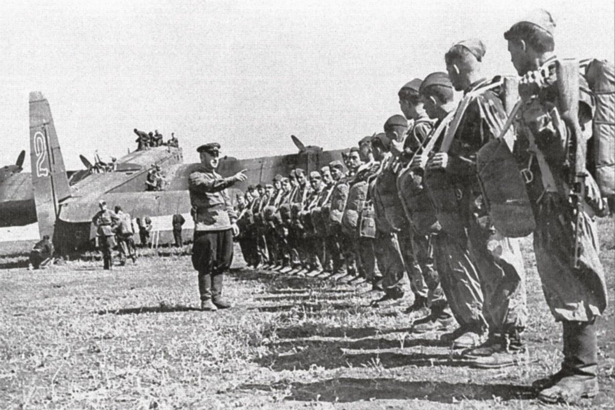 Конечно, на самом деле красные командиры, затеявшие эту операцию летом 1941 года, в самом начале войны, ориентировались не по пачке «Беломора».