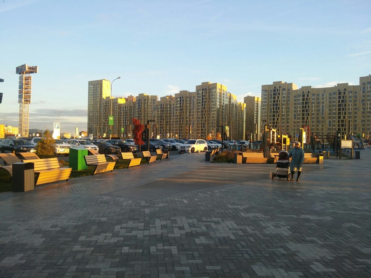 Площадка возле "Меги"