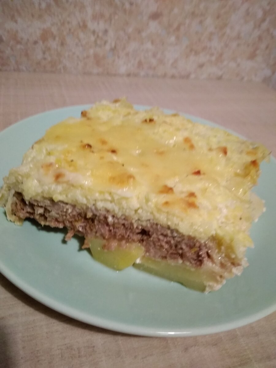 Мусака — наиболее распространенное в Молдавии мясное блюдо, половину которого составляют овощи. Особенность приготовления мусаки состоит в том, что все продукты закладывают в нее одновременно, а затем печь сама сделает свое дело. 