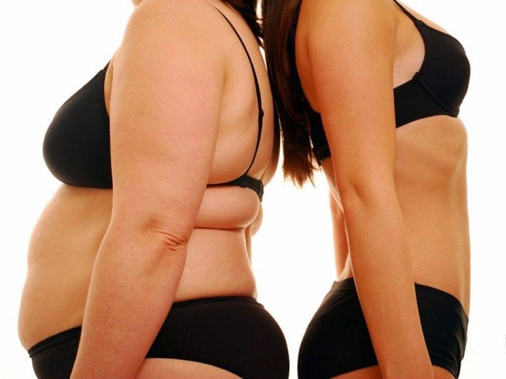 Разберемся, как именно происходит процесс сгорания жиров. Это циклический процесс, который состоит следующих этапов. Первым делом происходит мобилизация из жировой ткани свободных жирных кислот. Этот этап зависит от наличия в крови инсулина, адреналина и кортизола. При среднем уровне гормона инсулина жиры перестают выходить из жировых депо, поэтому лучше тренироваться с утра на пустой желудок. Параллельно будет увеличиваться уровень кортизола – гормона стресса. В это время важно не сидеть на жестких диетах – это еще интенсивнее будет увеличивать уровень кортизола, а просто снижать калорийность. На следующем этапе свободные жирные кислоты транспортируются кровью в места, где происходит их сжигание. Окисляются эти кислоты в мышцах, сердце, печени.4 принципа сжигания жира на животе