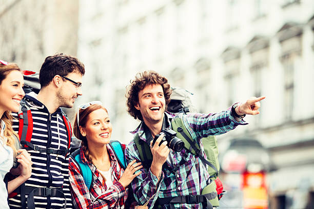 В Барселоне, Венеции и Амстердаме местные жители выходят на митинги протеста с требованием ограничить приток туристов в их города; все чаще на появляются граффити «Турист, поезжай домой», «Турист — это террорист» 
В города ЧМ-2018 по футболу, по статистике Ростуризма, приехало более 3,4 млн иностранных болельщиков, а Москва приняла около 2,3 млн человек. Обычно столица принимает 4–4,5 млн иностранцев в год, то есть такого наплыва она не видела давно. Многомиллиардные вложения в спортивные объекты и инфраструктуру (стадионы, благоустройство, транспорт, система навигации и т. д.) часто оправдывают тем, что люди, которые приехали как болельщики и были впечатлены городом, вернутся туристами и будут и дальше приносить деньги.

Однако далеко не для всех туристы — желанные гости.

Как пишет экономист и сооснователь проекта CityLab Ричард Флорида в своей колонке на сайте издания, если в 1980 году турпоездки за границу совершали 300 млн человек, то в 2017 году — уже 1,3 млрд. Причина — рост среднего класса, особенно в развивающихся странах вроде Китая, удешевление авиабилетов и появление альтернативных способов размещения. Все это привело к тому, что города, которые веками жили за счет туристов, перестают справляться с их наплывом. Возник даже новый термин — over-tourism, переизбыток туристов.

Венецию с ее населением 265 000 человек ежегодно посещает более 21 млн туристов, Амстердам — 17 млн человек (население 851 373). Местных раздражает, что из-за туристов растут ставки аренды и многим приходится переезжать в отдаленные пригороды. Кроме того, приехавшие на два-три дня туристы не обращаются бережно с перегруженной инфраструктурой городов. Поэтому, несмотря на то что туризм приносит много денег, местным властям приходится идти на непопулярные, но важные для избирателей меры.

Например, в Венеции стоимость проезда на речных трамвайчиках вапоретто для туристов в несколько раз выше, чем для местных. Кроме того, венецианцы отправили в отдаленную лагуну все крупные туристические лайнеры. Одно из последних нововведений: в некоторые уик-энды к некоторым достопримечательностям можно будет попасть только резидентам или постоянным посетителям Венеции, обладателям Venezia Unica Card.

В Амстердаме объявили мораторий на строительство в центре отелей и хотят запретить открытие на определенных улицах новых сувенирных магазинов — состоятельные резиденты жаловались, что продуктовые лавки вытесняются магазинами с товарами для туристов.

Если вы решите съесть сэндвич на улице в центре Флоренции, вас могут оштрафовать на €150–500. Дело в том, что жующие люди часто останавливаются на тротуаре и заслоняют собой витрины и входы в местные лавки, магазины, рестораны. Торговцы объединились в ассоциацию и добились от властей введения новых штрафов. Волонтеры из ассоциации помогают полиции выявлять нарушителей.

Мы будем и дальше следить за развитием событий и советуем вам подписаться, чтобы не упустить ничего лишнего.

