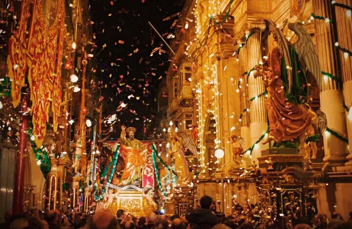 Фесты -одно из самых интереснейших и ярких проявлений мальтийской культуры. Несмотря на скромные размеры острова (316 km²), на Мальте около 70 деревень, и городов у каждой из которых (или почти у каждой) есть своя фиеста . 