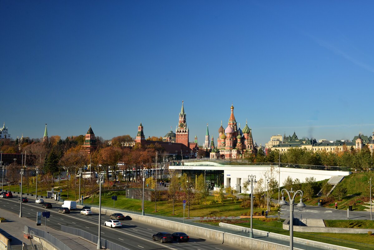 Вид на собор Василия Блаженного с «парящего моста»...