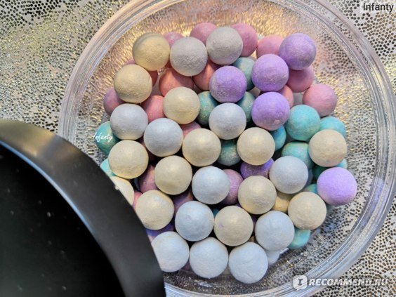 Пудра-шарики с эффектом сияния Dermosil Illuminating представляет собой пудру в виде разноцветных шариков.