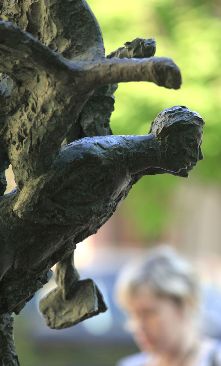 Открытие памятника Осипу и Надежде Мандельштам в Петербурге 