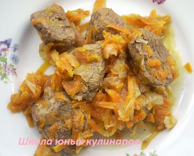 Тушеная говядина с луком и морковью, рецепт на сковороде