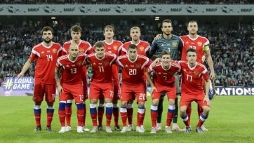 Фото: РФС15 ноября на стадионе «Ред Булл Арена» в Лейпциге национальная сборная России проведет товарищеский матч против Германии в рамках подготовки к заключительной встрече в Лиге Наций со сборной Швеции. Начало матча запланировано на 22:45 по московскому времени. Рассудит Германию и Россию швейцарская бригада арбитров во главе с Сандро Шерером. Российские болельщики должны были запомнить этого судью, так как он работал в первом матче московского «Спартака» в Лиге Европы против «Рапида». Результат той встречи все помнят – поражение 2:0.

Германия
