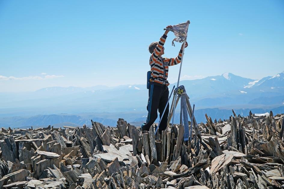Купол Трех Озер: вершина под флагом (фото: Михаил Пимонов)