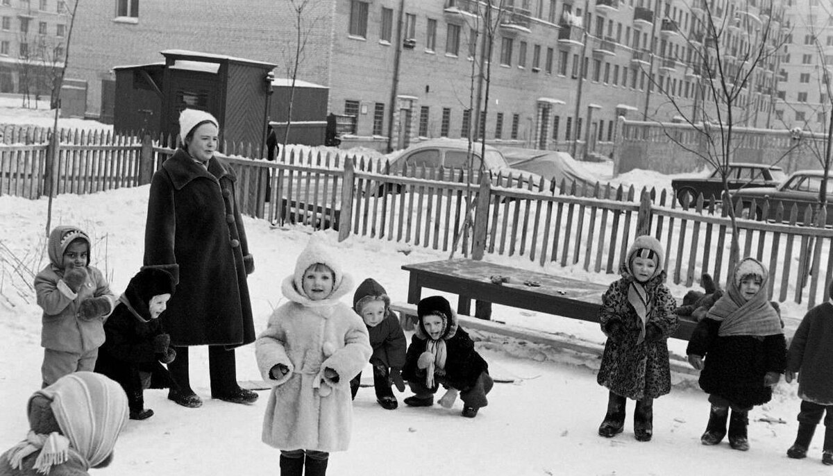 Фото http://nevsedoma.com.ua Все, включая воспитательницу, в валенках.