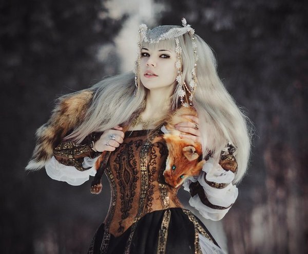 Понаблюдайте за своими эмоциями и поведением 
Еще немного дополнительной информации. Она поможет объяснить, как понять, что тебя приворожили и что делать. Коротко опишем основные признаки магического воздействия, ощущаемые жертвой и заметные со стороны. Их нужно проанализировать, если подозреваете, что стали жертвой ведьмы. Признаки, видимые жертве:

    Постоянно тянет к человеку, не можете думать ни о чем другом.
    Агрессивно реагируете на критику в адрес «любимого».
    Часто болеете простудными заболеваниями.
    Регулярно становитесь жертвой несчастных случаев разного порядка: от поломки бытовой техники до пожаров, аварий транспорта.
    Месячные становятся очень болезненными (хотя раньше проходили нормально).
    Нарушается сон, появляются кошмары.
    Тянет к алкоголю, курению или к чему-то похуже.
    Отсутствует желание общаться с друзьями и родственниками.
    Былые увлечения и хобби более не интересуют. В центре внимания - объект обожания, он заслоняет собой все остальное.
    Часты смены настроения от апатии до необъяснимых истерик.

Люди, когда начинают выяснять, как понять, что тебя приворожили, пытаются выявить все перечисленные признаки у себя. На самом деле одного-двух достаточно, чтобы заподозрить неладное. Привороты разные и проявляются индивидуально. Это нужно учитывать при диагностике.