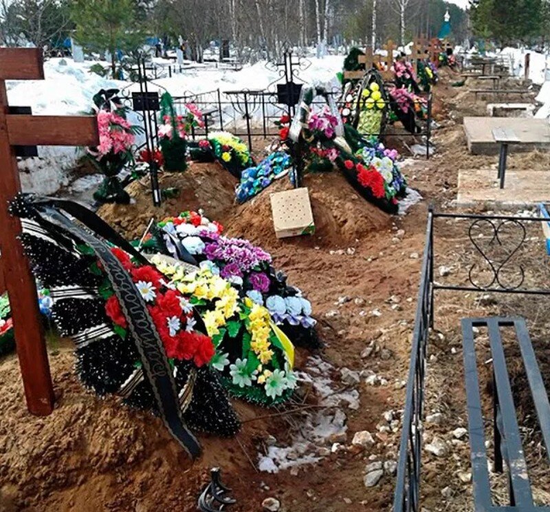    На одной площадке с моей старшей сестрой проживали мать и дочь. Мать звали Мариной Ивановной, дочку Валерией. Марина Ивановна. Соседка моей сестры очень болела.