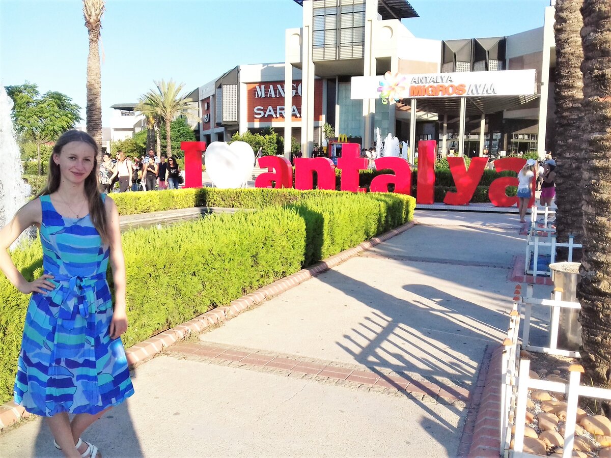 Возле ТЦ в Анталии