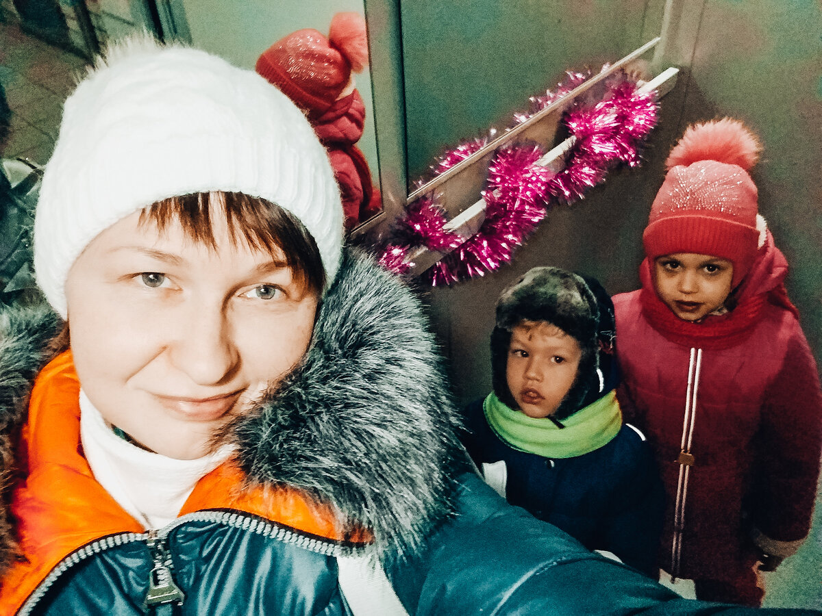 Утро. Декабрь. Еле собрались в сад, зашли в лифт, а в него кто-то добавил немного праздника! 