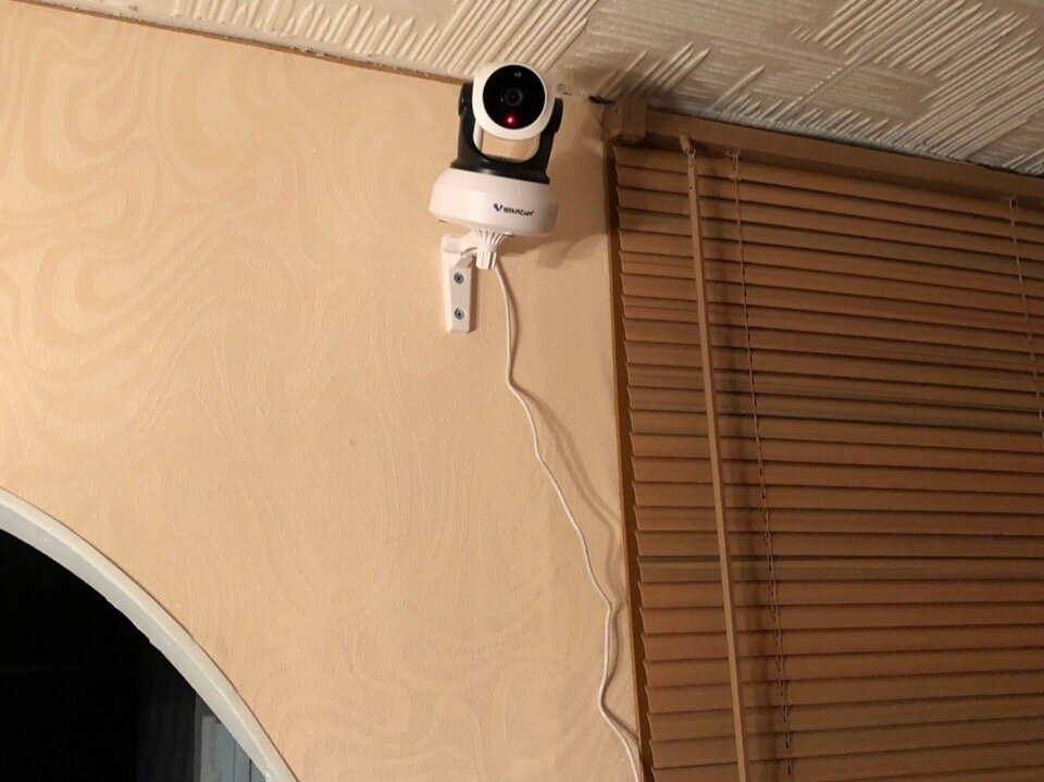 Фото, как выглядит установленная камера, просматривается вся зона с помощью управления поворотом камеры.