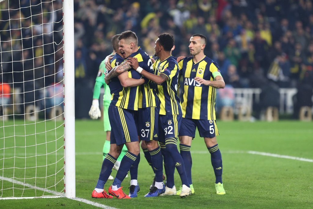 Футболисты Фенербахче празднуют гол в ворота Зенита