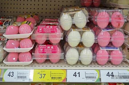 Бывают разных цветов, самые распространенные: розовый и зеленый