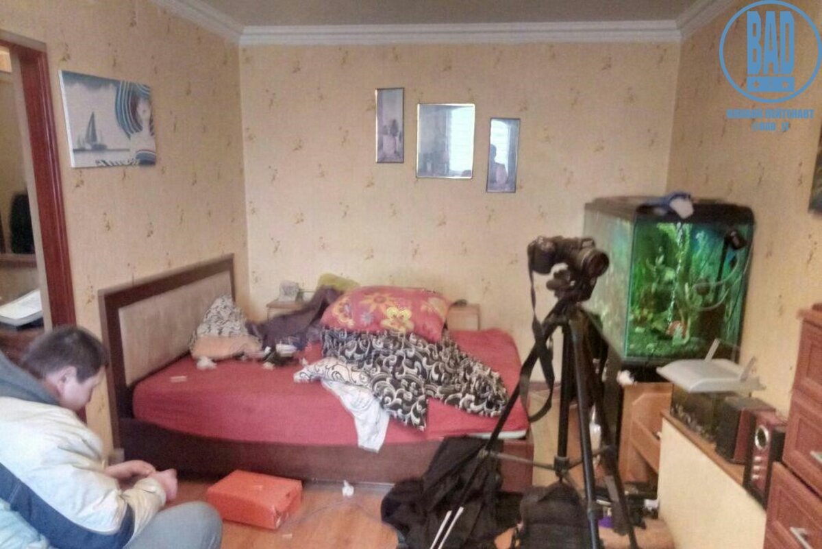 На этом царском ложе после употребления синтетики фигурант сношал телочек. Происходящее фиксировалась на фото/видео (допдоход, жи есть),