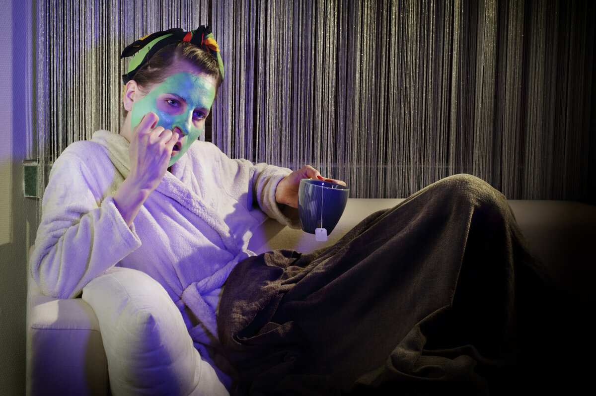 Собираясь на работу, жена так прихорашивается - ее прям не узнать! А дома за собой совсем не следит. А может, надо наоборот, стараться для любимого мужа, а не для чужих мужиков?