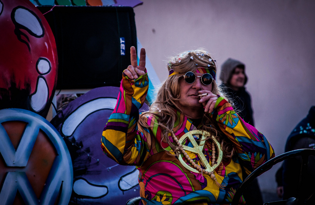 Один из Австралийских хиппи призывает к миру. Фото flickr.com