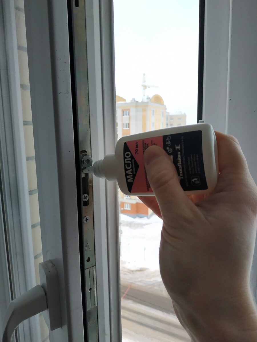 Производитель фурнитуры не рекомендует смазывать окна wd40 и машинным маслом, для этого лучше подойдёт тех.вазелин либо солидол